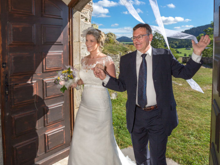 photos de la mariée qui rentre dans l'église